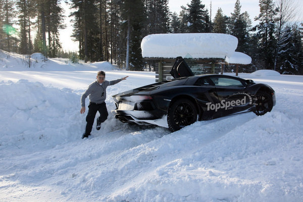 Lamborghini Aventador затерялся в снегах 