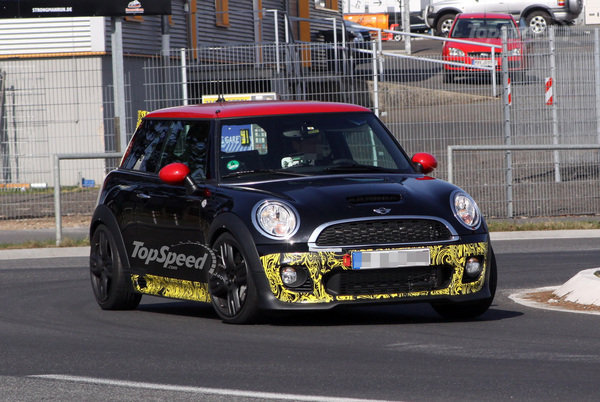 В объективы попался Mini Cooper S JCW GP 