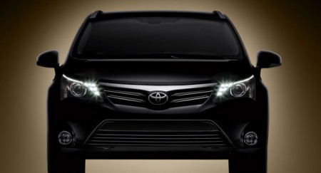 Официальная фотография Toyota Avensis 2012