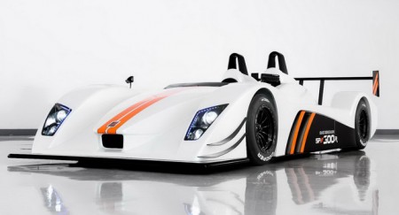 Спорткар Caterham-Lola SP/300 R готовится к первому заезду