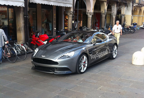 Aston Martin Vanquish замечен на улицах города 