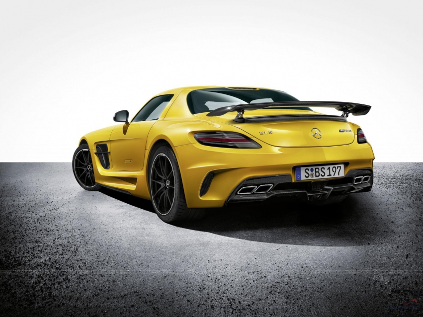 Mercedes-Benz SLS AMG Black Series в движении 