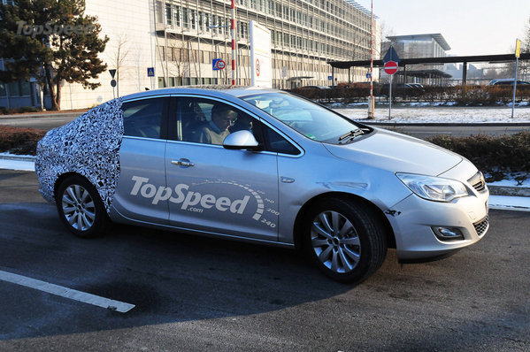 Замечен новый седан Opel Astra 