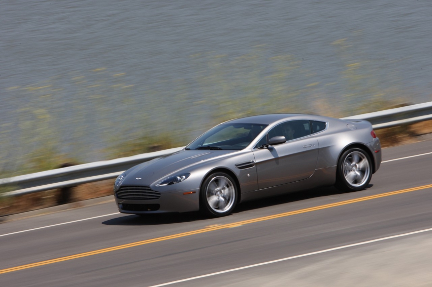 Авто обои Aston Martin Aston Martin V8 Vantage 2009