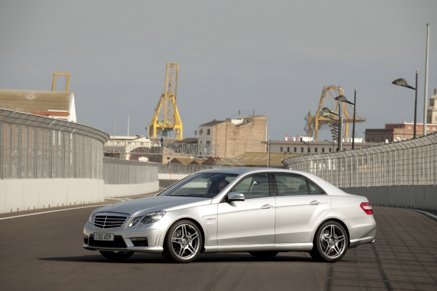 Авто обои Mercedes-Benz E63 AMG 2010