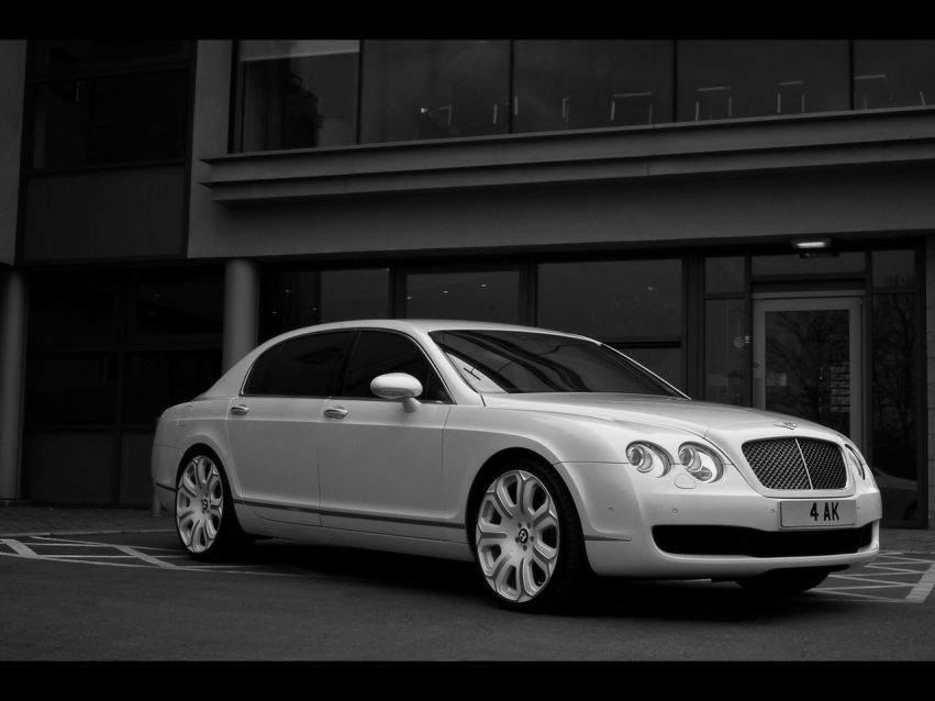 Авто обои Bentley Project Kahn Pearl White Flying Spur 2009