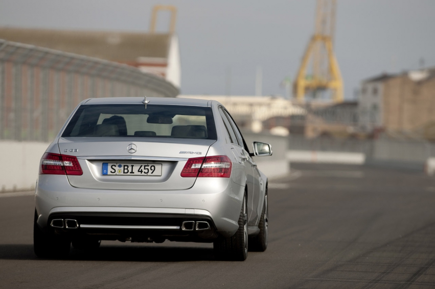 Авто обои Mercedes-Benz E63 AMG 2010