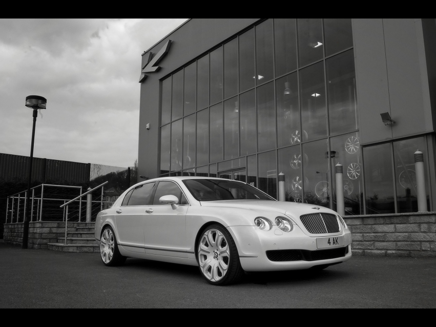 Авто обои Bentley Project Kahn Pearl White Flying Spur 2009