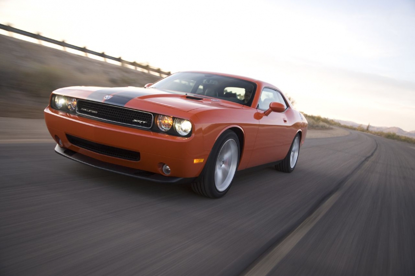 Авто обои Dodge 2008 Dodge Challenger SRT8