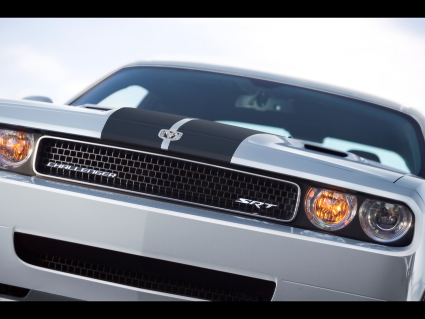 Авто обои Dodge 2009 Dodge Challenger SRT8