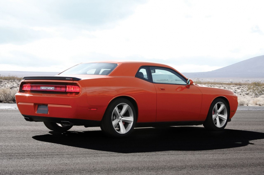 Авто обои Dodge 2008 Dodge Challenger SRT8