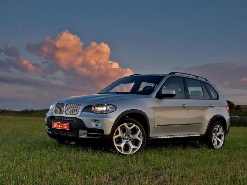 Авто обои BMW BMW X5
Кроссовер представительского класса

На месте или в движении, дизайн BMW X5 производит неизгладимое впечатление. Выпуклые и вогнутые поверхности идеально сочетаются с классическими пропорциями и мощными колёсными арками. Динамичная игра света и тени демонстрирует элегантность, царящую в дизайне автомобиля. Самоуверенность ещё никогда не была так привлекательна. 

Просторный салон нового BMW X5 просто поражает своей вместительностью и многочисленными возможностями для размещения багажа. В стандартной комплектации BMW X5 вмещает пятерых человек, а благодаря устанавливаемому опционально третьему ряду сидений в автомобиле могут комфортно разместиться семь человек. Объём багажника, который составляет 620 литров, может быть увеличен до 1750 литров, если сложить второй ряд сидений, что позволяет легко перевозить в автомобиле объёмные предметы или спортивные принадлежности. 

Точная и мгновенная реакция на высоких скоростях. Непринуждённое маневрирование при парковке. Опциональная система активного рулевого управления BMW X5 адаптирует передаточное отношение рулевого управления в соответствии со скоростью движения. На низких и средних скоростях система обеспечивает более острое рулевое управление, на высоких скоростях, наоборот, острота рулевого управления понижается, чтобы обеспечить отличную курсовую устойчивость автомобиля. 