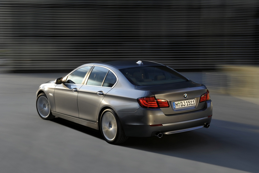 Авто обои BMW 5 Series sedan 2011