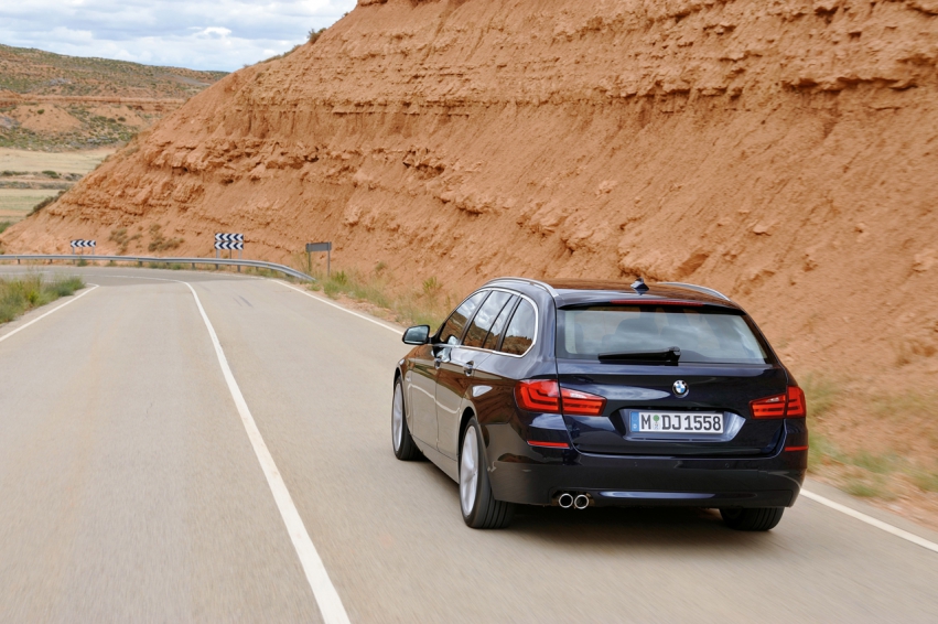 Авто обои BMW 5 Series Touring 2011