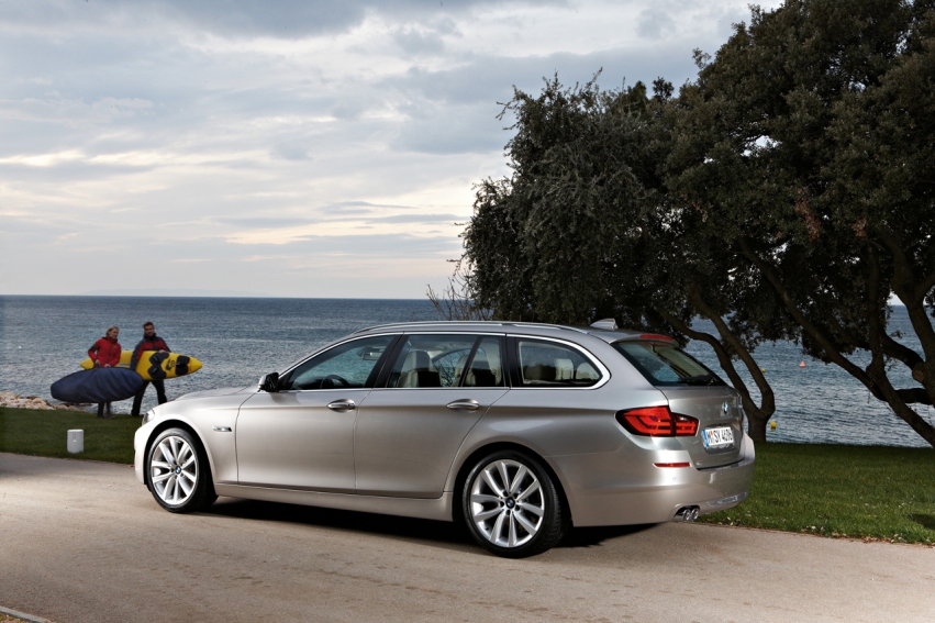 Авто обои BMW 5 Series Touring 2011