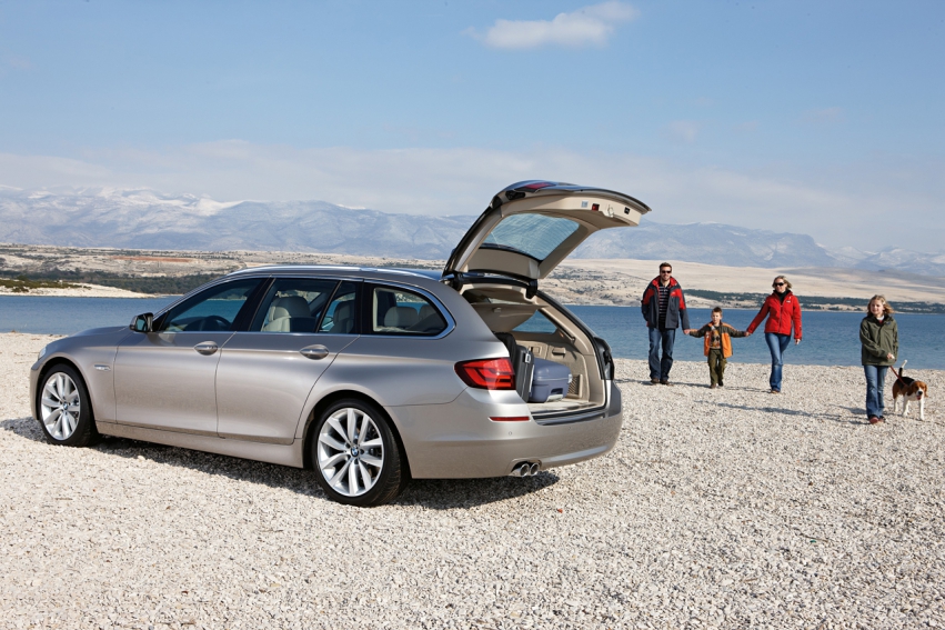 Авто обои BMW 5 Series Touring 2011