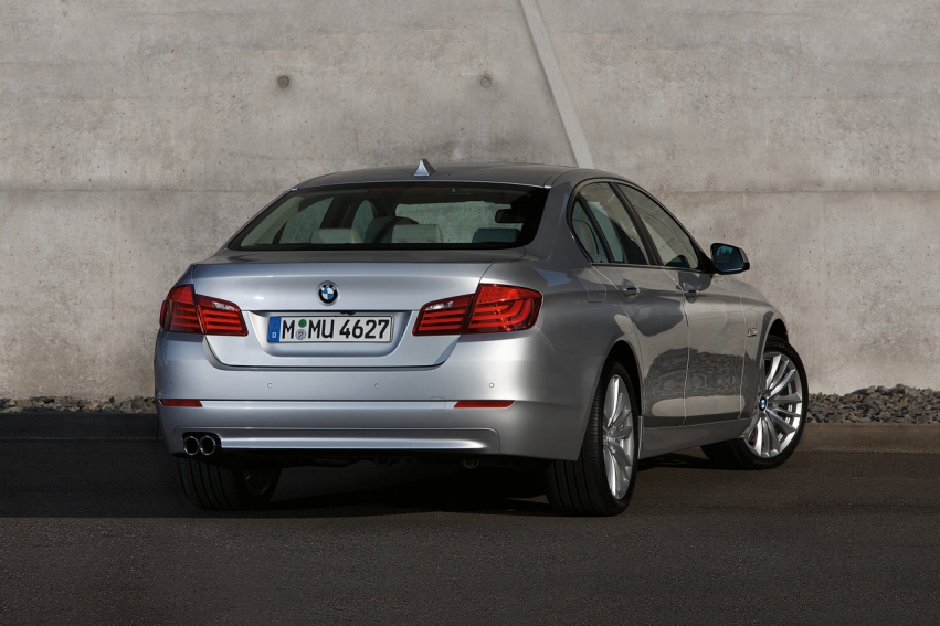 Авто обои BMW 5 Series sedan 2011