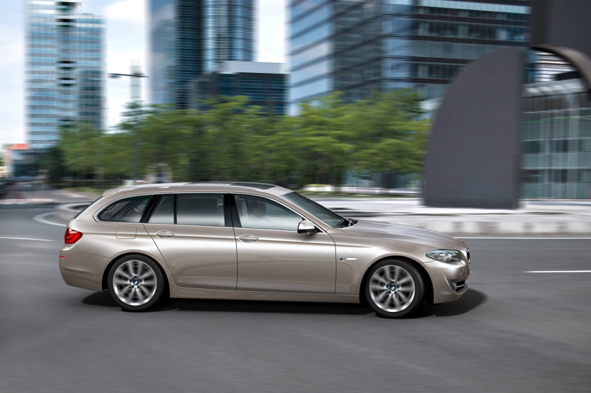 Авто обои BMW 5 Series Touring 2011