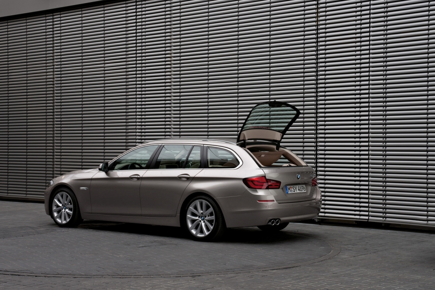 Авто обои BMW 5 Series Touring 2011