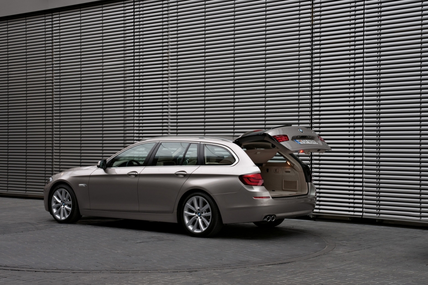 Авто обои BMW 5 Series Touring 2011