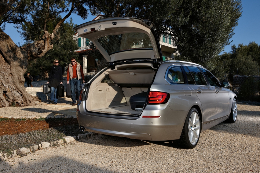 Авто обои BMW 5 Series Touring 2011