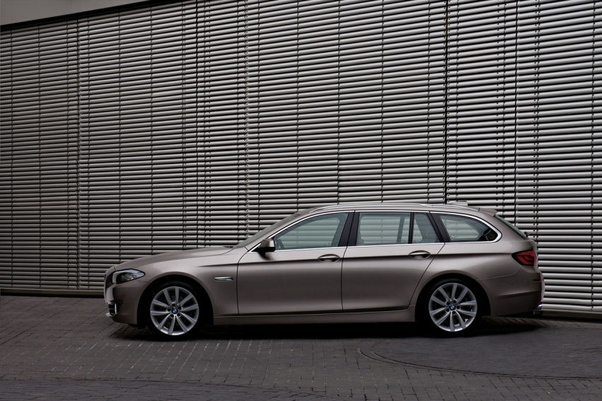 Авто обои BMW 5 Series Touring 2011