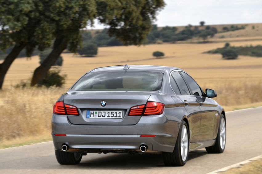 Авто обои BMW 5 Series sedan 2011