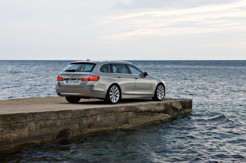 Авто обои BMW 5 Series Touring 2011