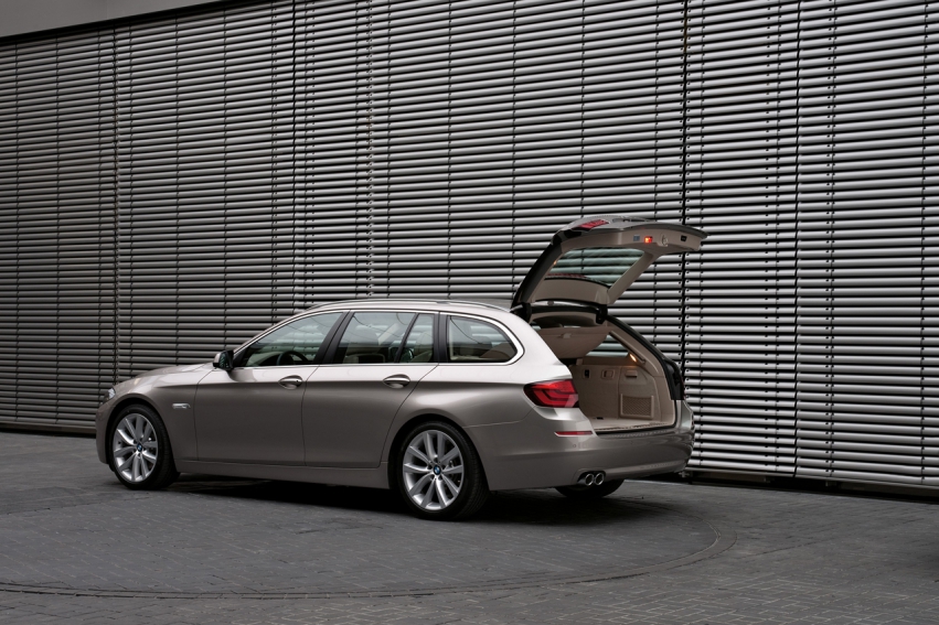 Авто обои BMW 5 Series Touring 2011