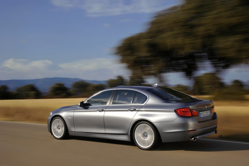 Авто обои BMW 5 Series sedan 2011