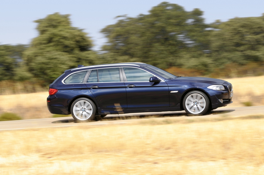 Авто обои BMW 5 Series Touring 2011