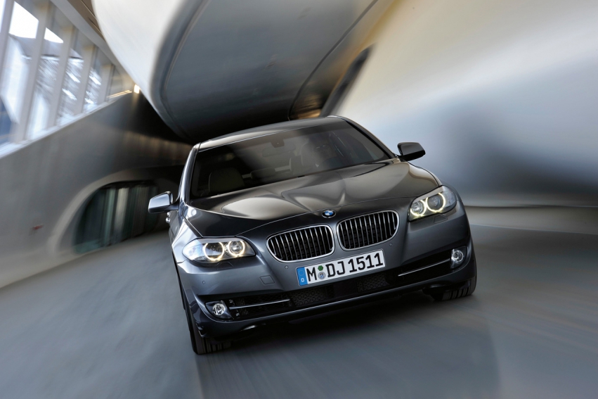 Авто обои BMW 5 Series sedan 2011