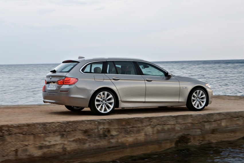 Авто обои BMW 5 Series Touring 2011