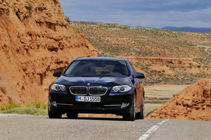 Авто обои BMW 5 Series Touring 2011