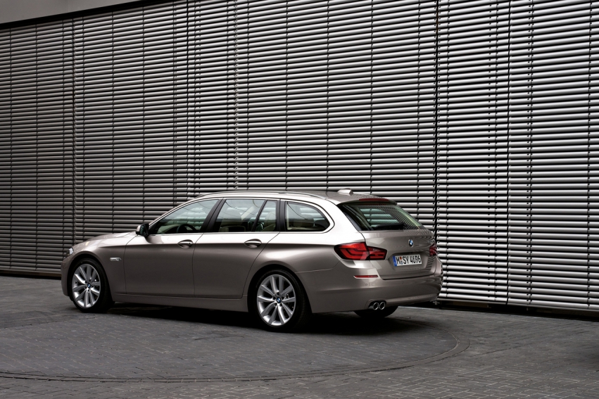 Авто обои BMW 5 Series Touring 2011