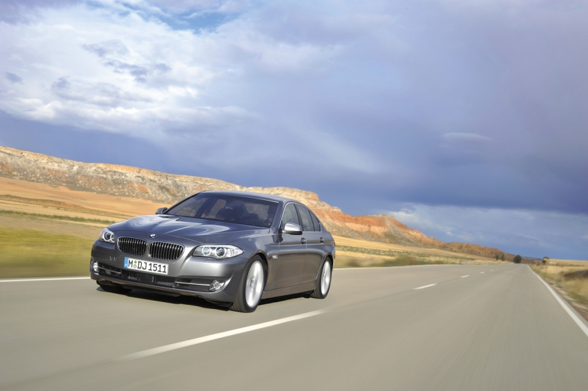 Авто обои BMW 5 Series sedan 2011