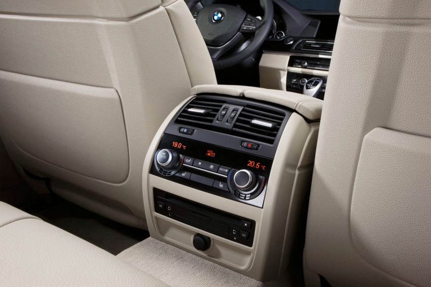 Авто обои BMW 5 Series sedan 2011