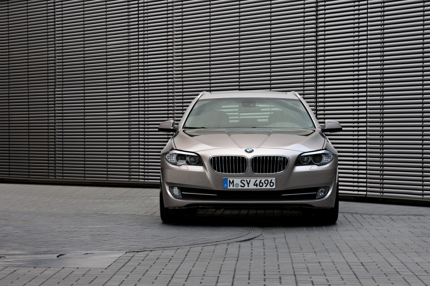 Авто обои BMW 5 Series Touring 2011