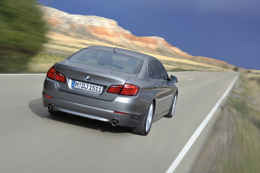 Авто обои BMW 5 Series sedan 2011