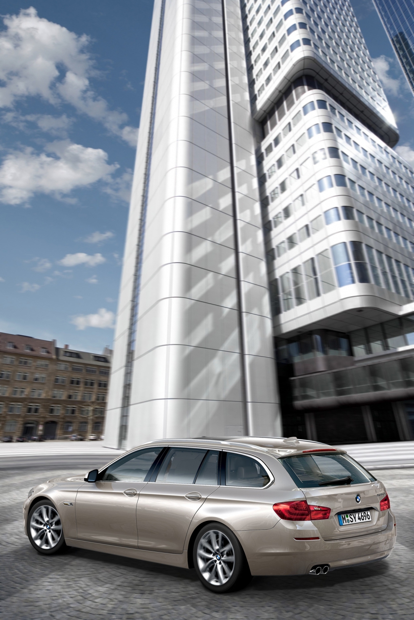 Авто обои BMW 5 Series Touring 2011