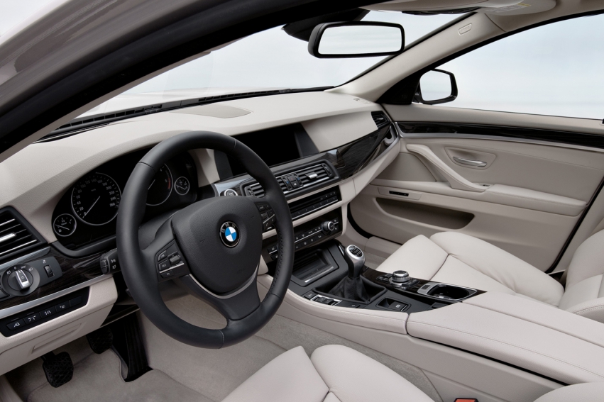 Авто обои BMW 5 Series Touring 2011