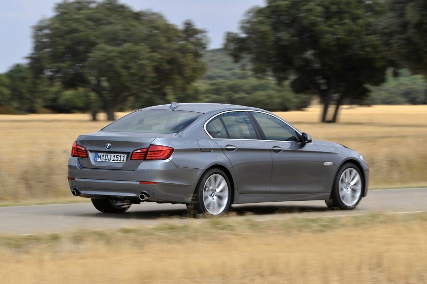 Авто обои BMW 5 Series sedan 2011