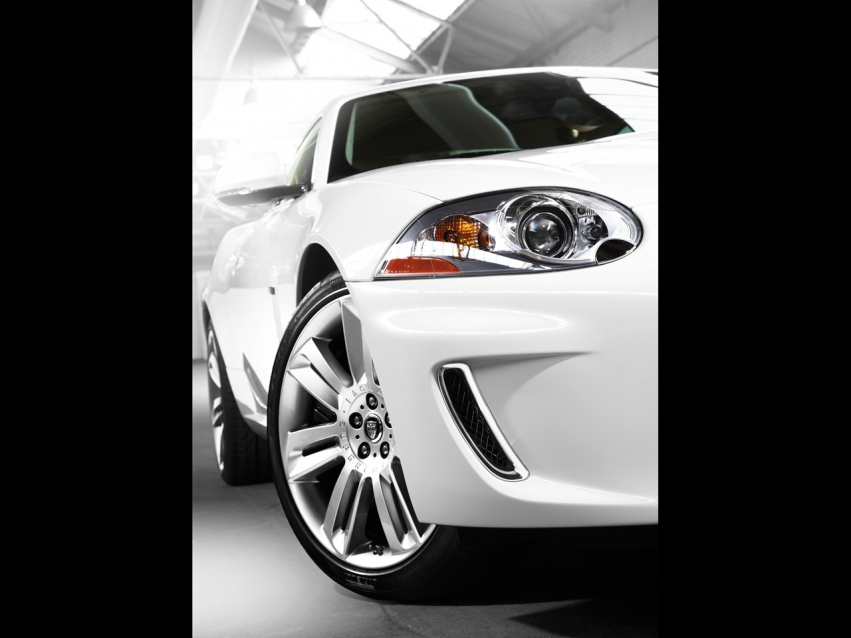 Авто обои Jaguar Jaguar XKR white 2010