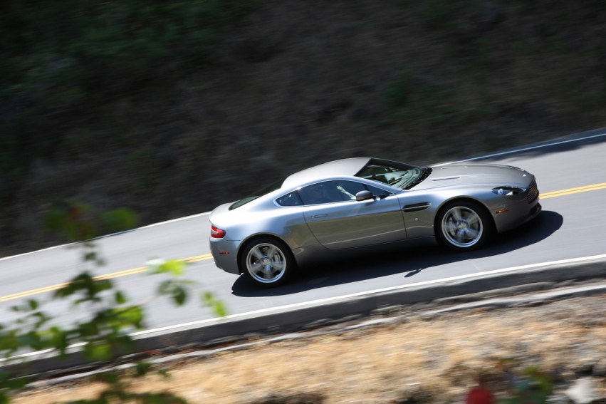 Авто обои Aston Martin Aston Martin V8 Vantage 2009