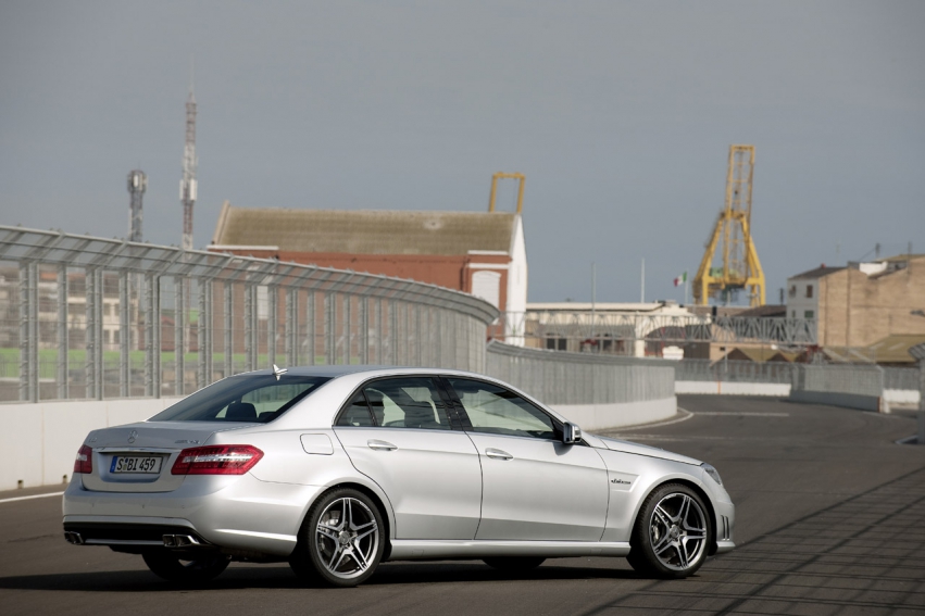 Авто обои Mercedes-Benz E63 AMG 2010