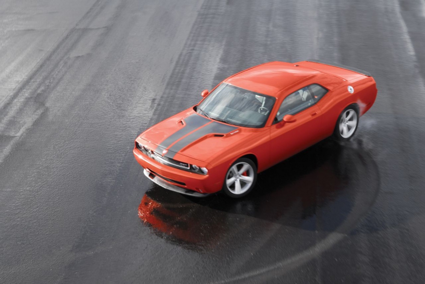 Авто обои Dodge 2008 Dodge Challenger SRT8