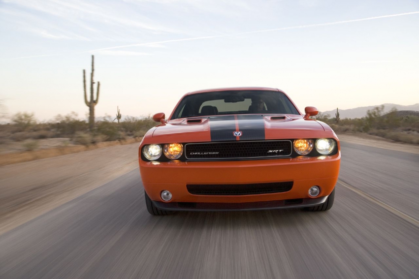 Авто обои Dodge 2008 Dodge Challenger SRT8