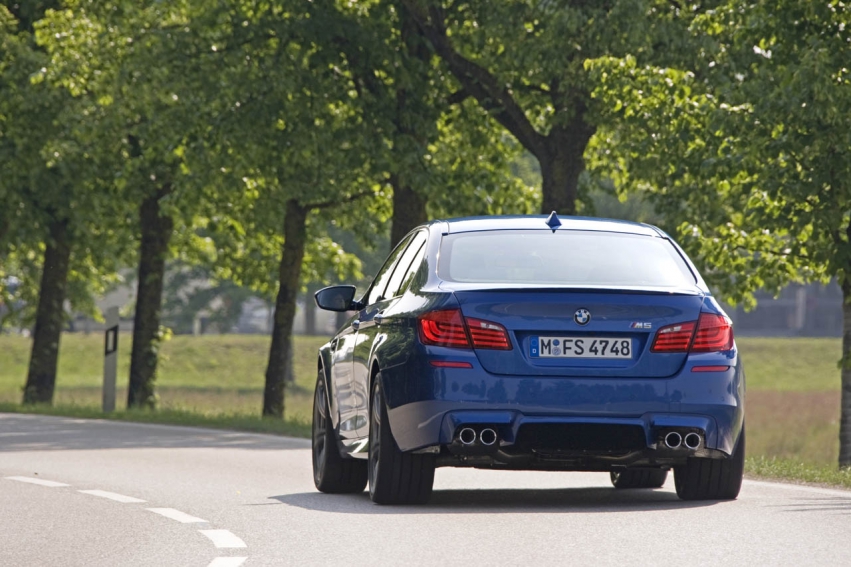 Авто обои BMW M5 F10 2012