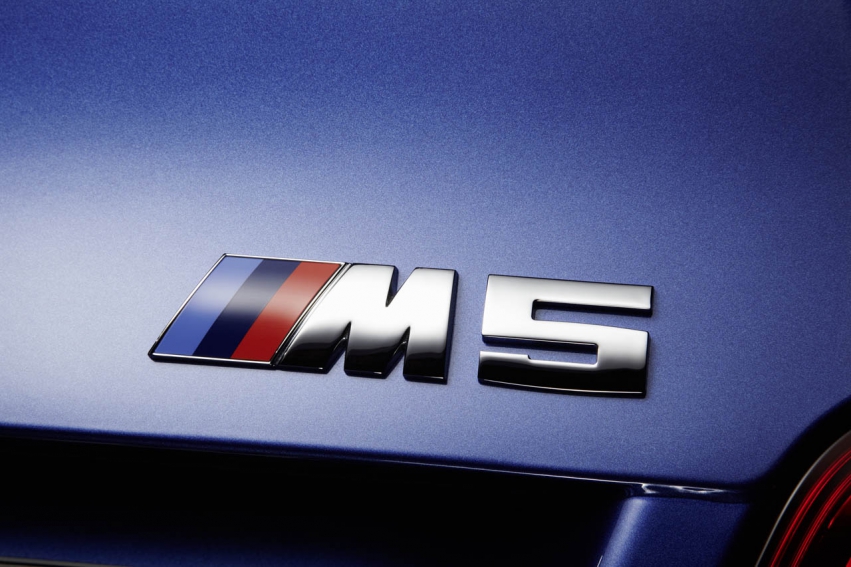 Авто обои BMW M5 F10 2012