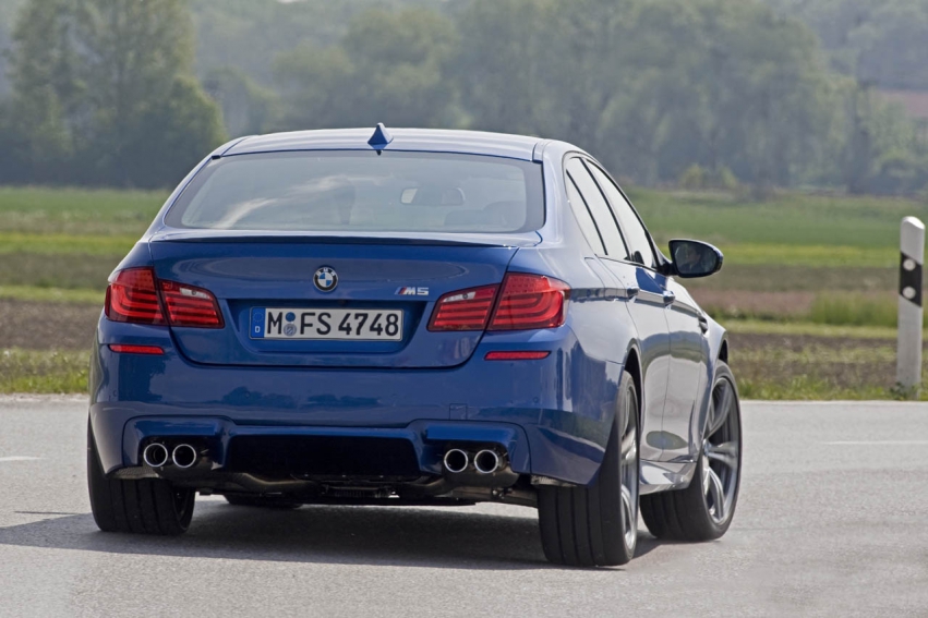 Авто обои BMW M5 F10 2012